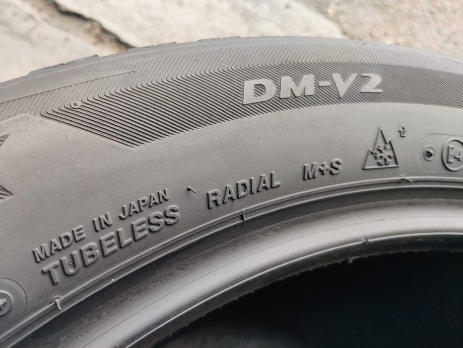 R19 235 55 шини зимові Bridgestone Blizzak DM-V2 японські липучки