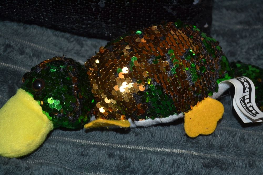 Подушка и игрушка с пайетками-перевёртышами.