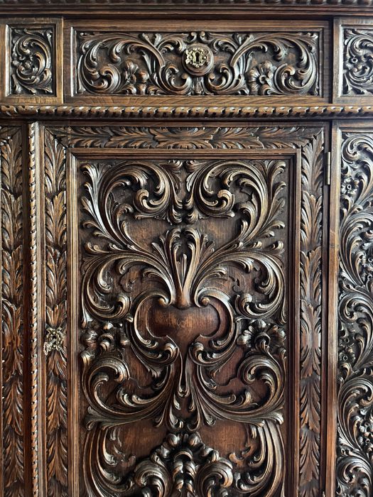 Aparador em madeira com talha