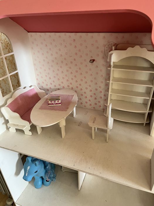Ляльковий будинок із меблями