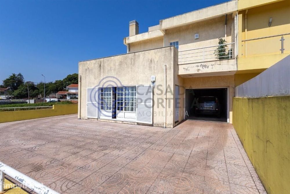 Moradia T3 com terraços e garagem fechada em Grijó