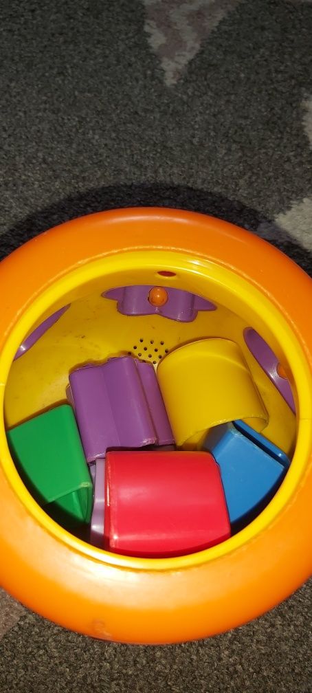 Garnuszek na klocki Fisher price