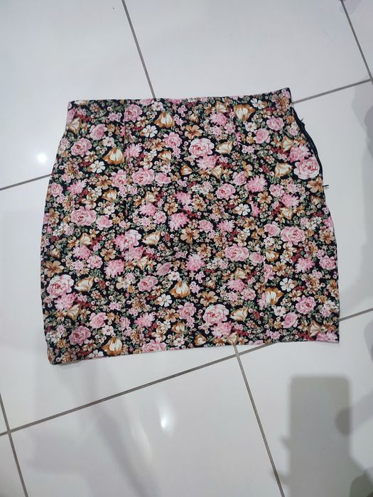 Spódnica w kwiaty AMISU