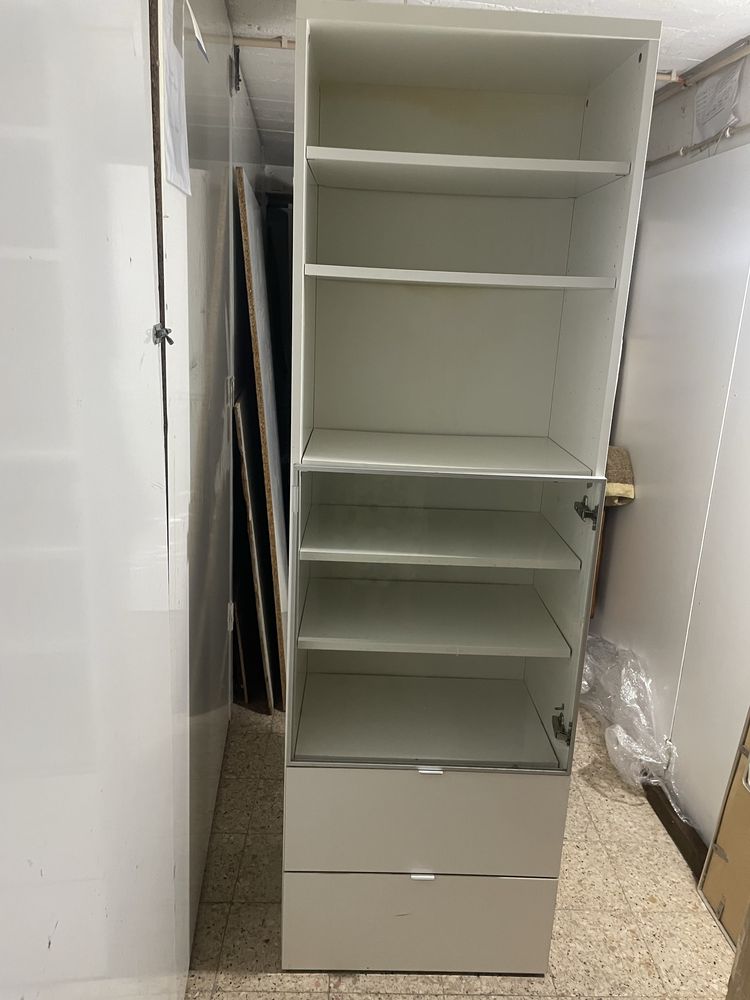 Movel em branco para arrumacao com uma porta de vidro e 2 gavetas