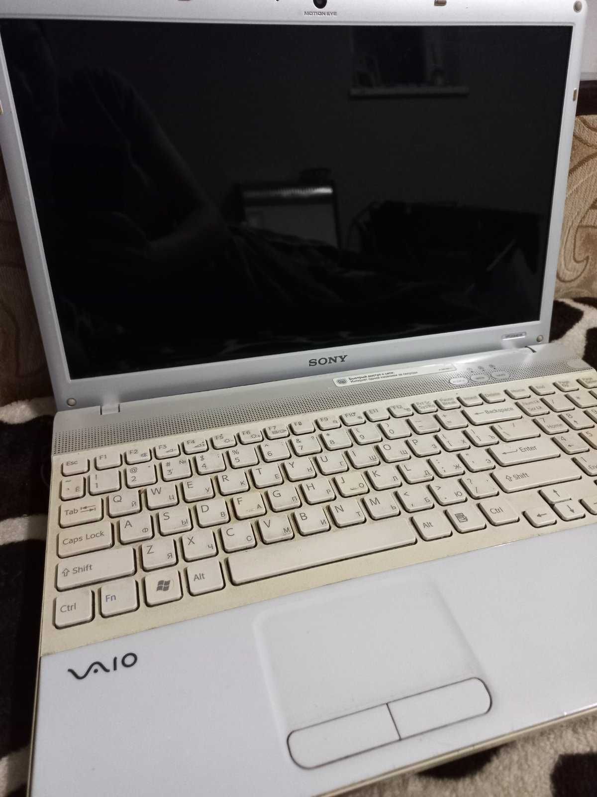 Ноутбук Sony Vaio PCG-71211V не включається.на запчастини.