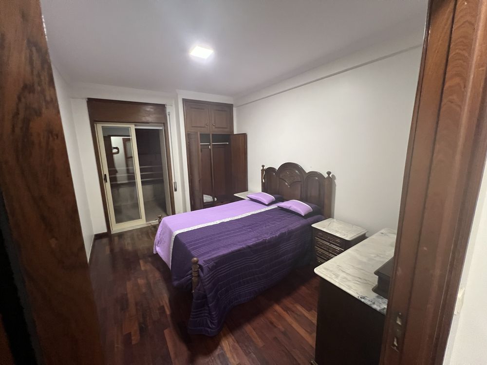 Mobília de Quarto em Madeira Maciça – Clássica e Impecável!