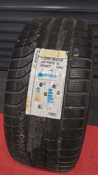Opona Pirelli P Zero Winter  255 45 R19 T0