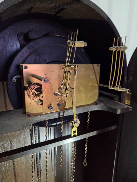 Stylowy zegar Isgus stojący – klimat dawnych lat, wyjątkowy charakter.