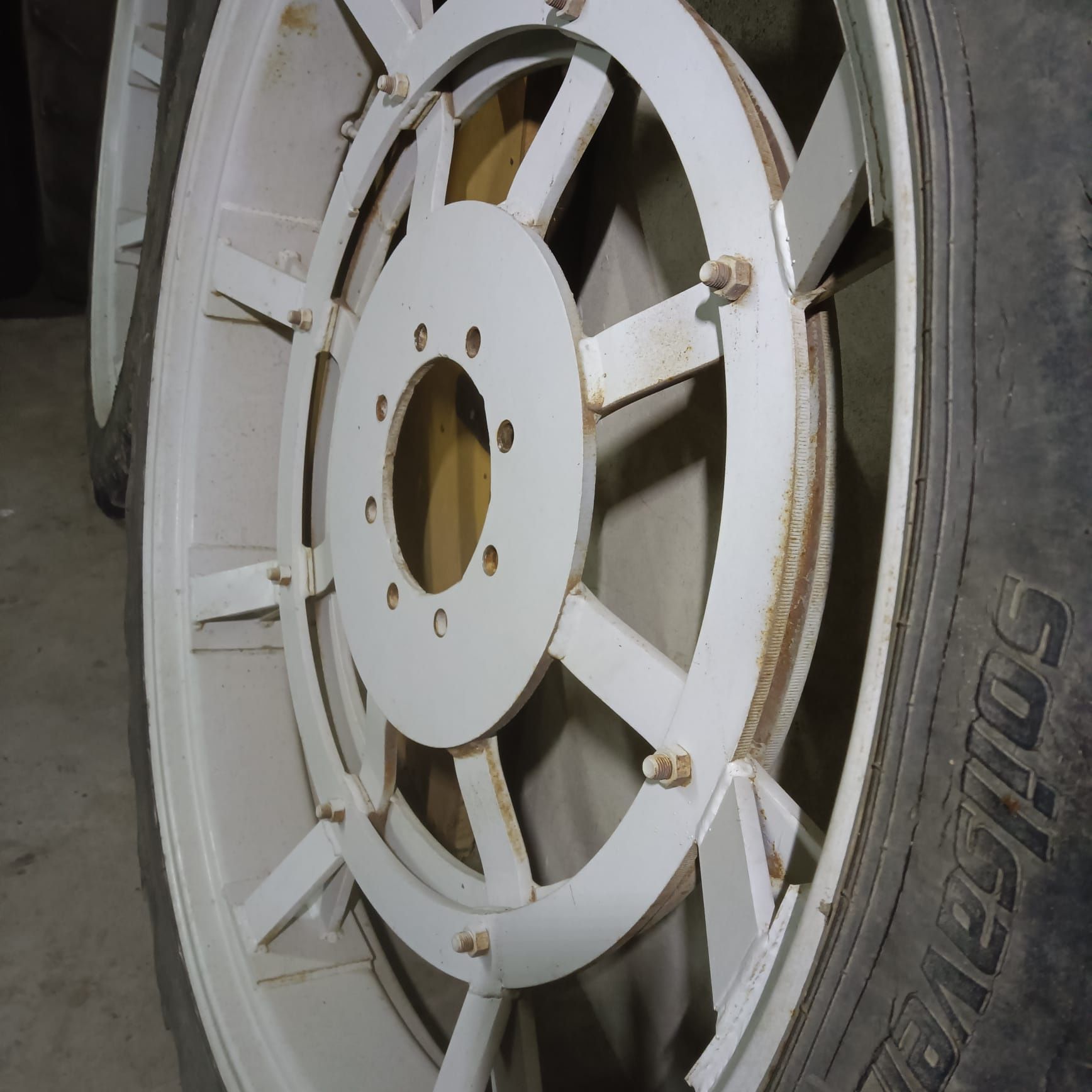 Koła 9.5 R 48   230/95 R 48