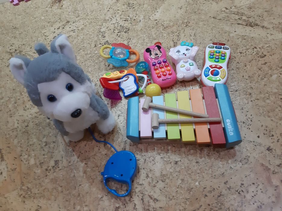 Продам много игрушек: собаку, умные телефоны, погремушки, ксилофон