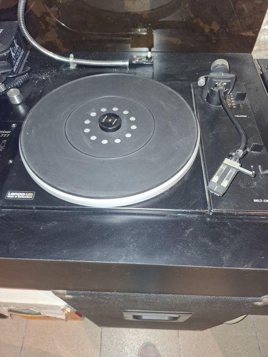 Aparelhagem antiga em bom estado. Tem alguns endereços