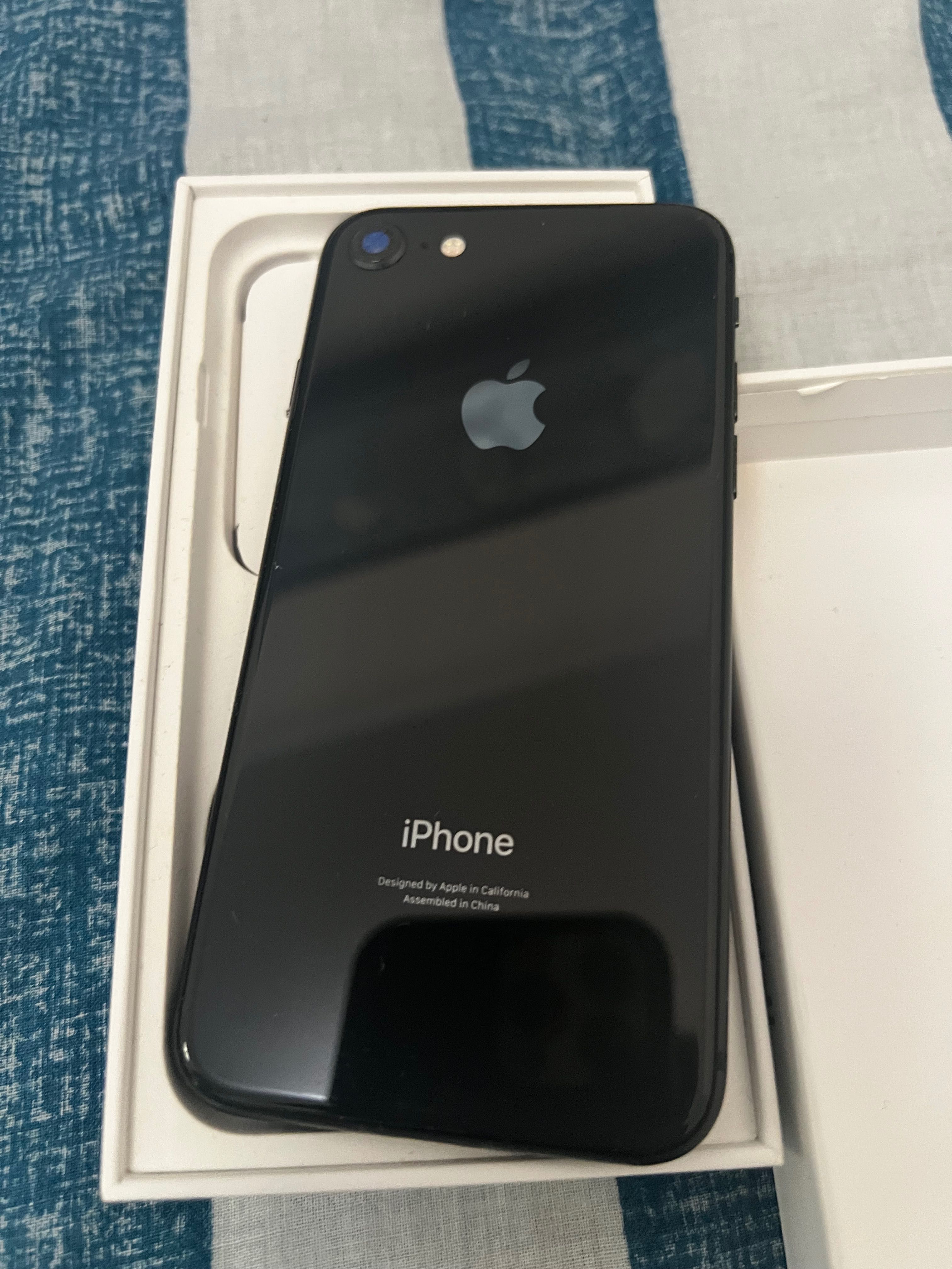 iPhone SE com caixa