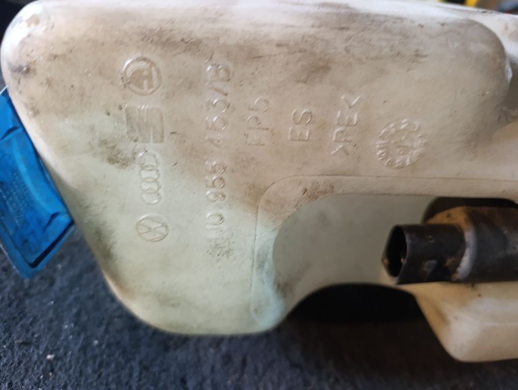 Zbiornik zbiorniczek płynu spryskiwaczy volkswagen golf 4 audi a3 8 l