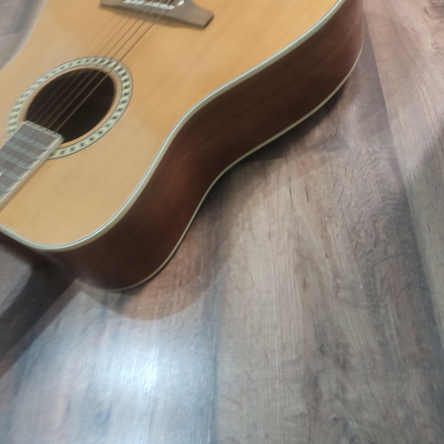 Sprzedam gitarę akustyczną