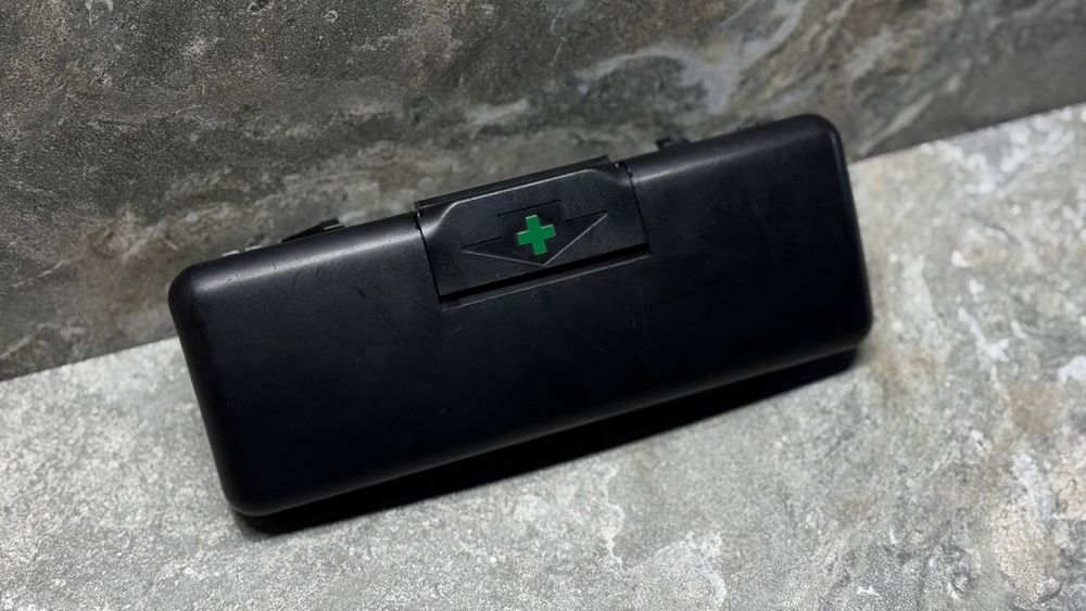 Аптечка в зборі БМВ Е39 штатна медикаменти аптечка бмв е39 Шрот Розбор