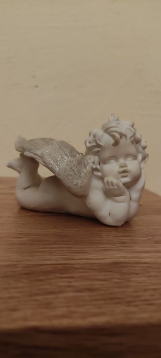 Figurka leżącego aniołka rubensowski aniołek