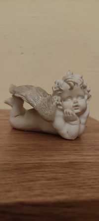 Figurka leżącego aniołka rubensowski aniołek