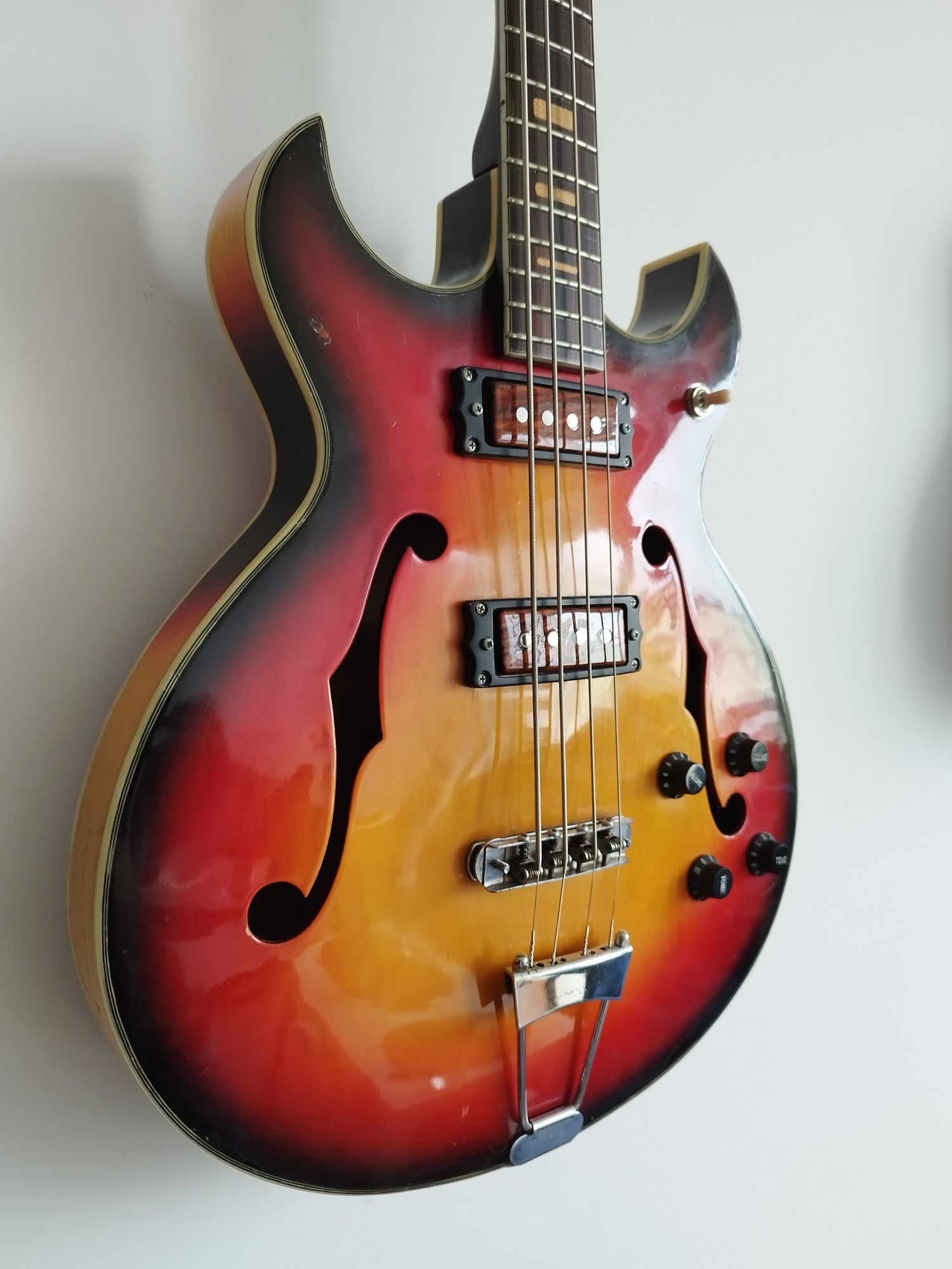 Gitara basowa Ibanez hollow body