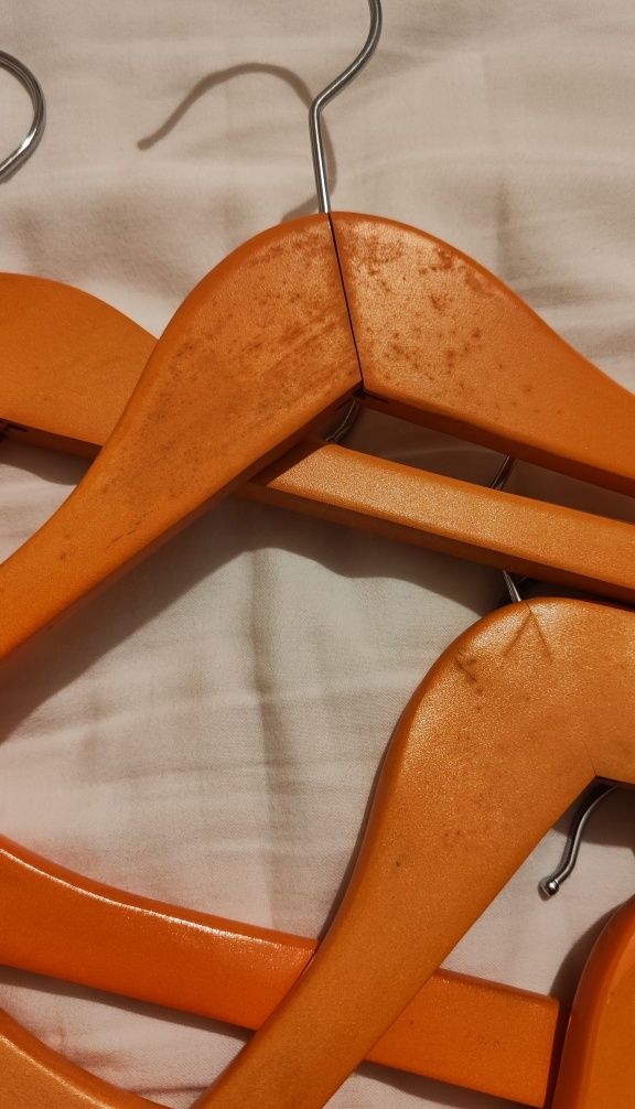 Conjunto de 12 cabides / cruzetas de madeira cor de laranja