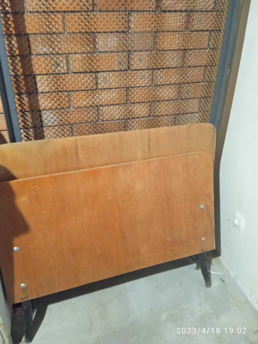 Кровать с деревянными спинками на сетке