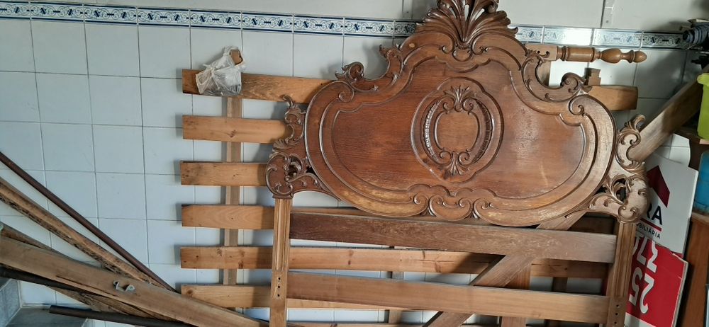 Cama em madeira com estrado