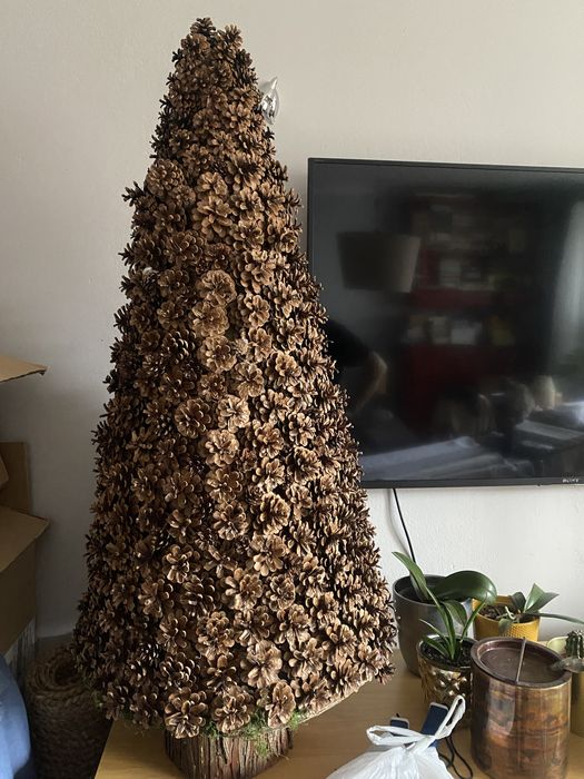 Duża choinka z szyszek