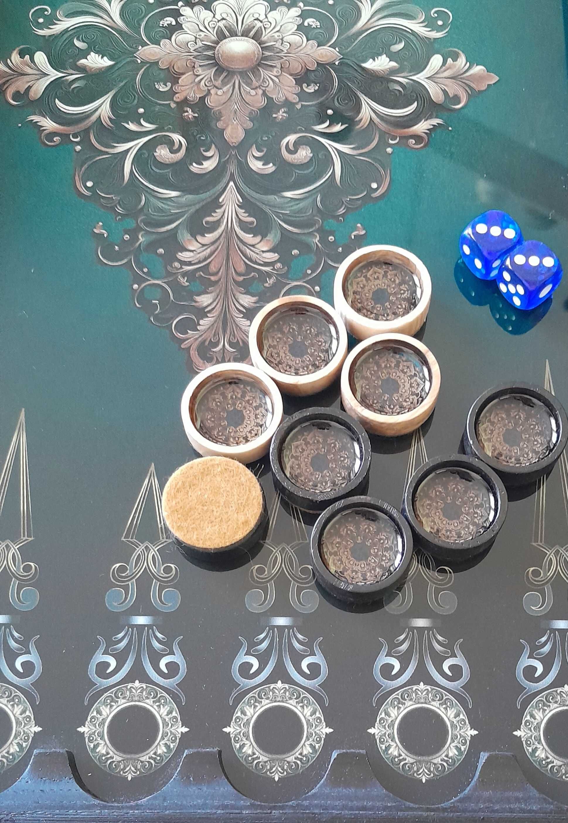 Drewniany backgammon ze szkłem hartowanym.