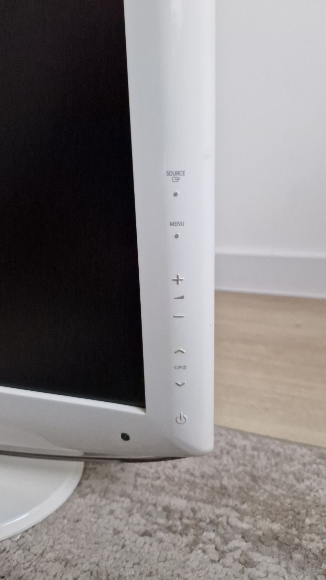 Telewizor LCD Samsung 19 cali, zadbany, biały, DVB