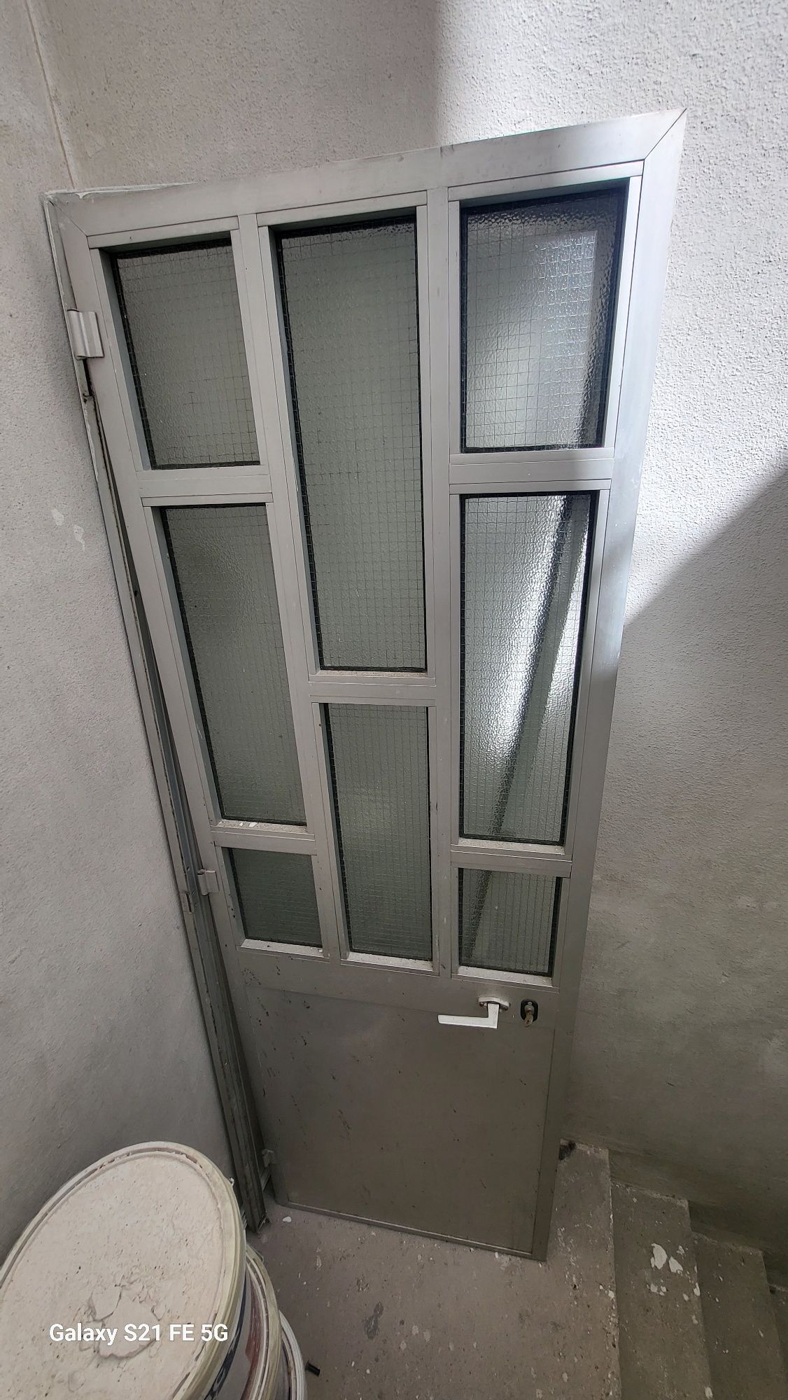 Porta alumínio com envidaraçado