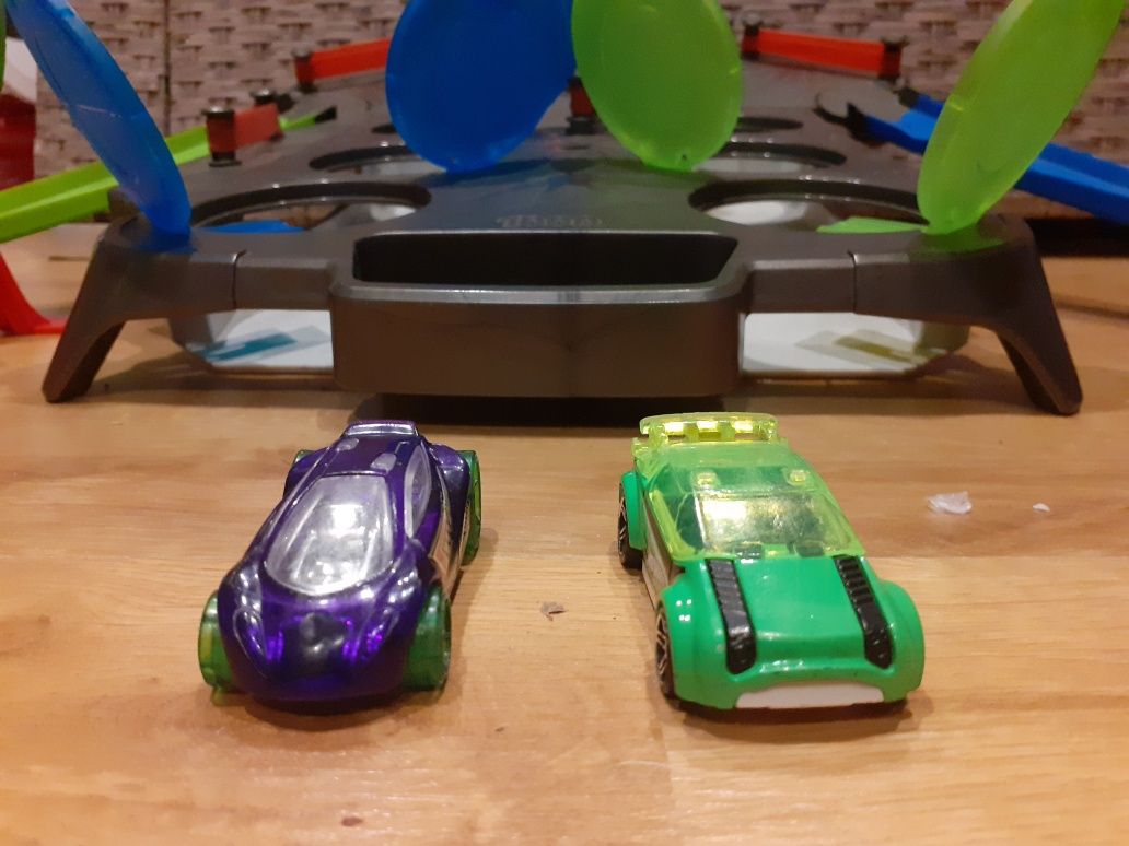 Tor hotwheels z przeszkodami +2 autka