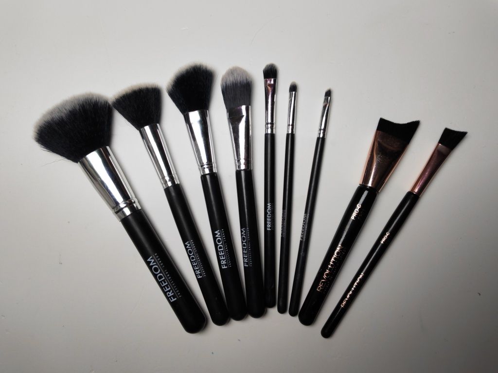 Zestaw kosmetyków makeup revolution feedom + Komplet pędzli