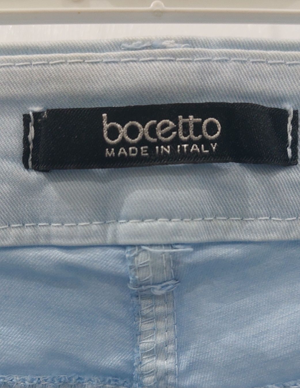 Calça azul claro marca " Bocetto "