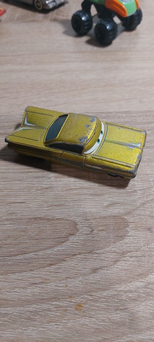 Disney Pixar Cars Die Cast: Mellow Yellow/Mellow Sunset Ramone Yellow