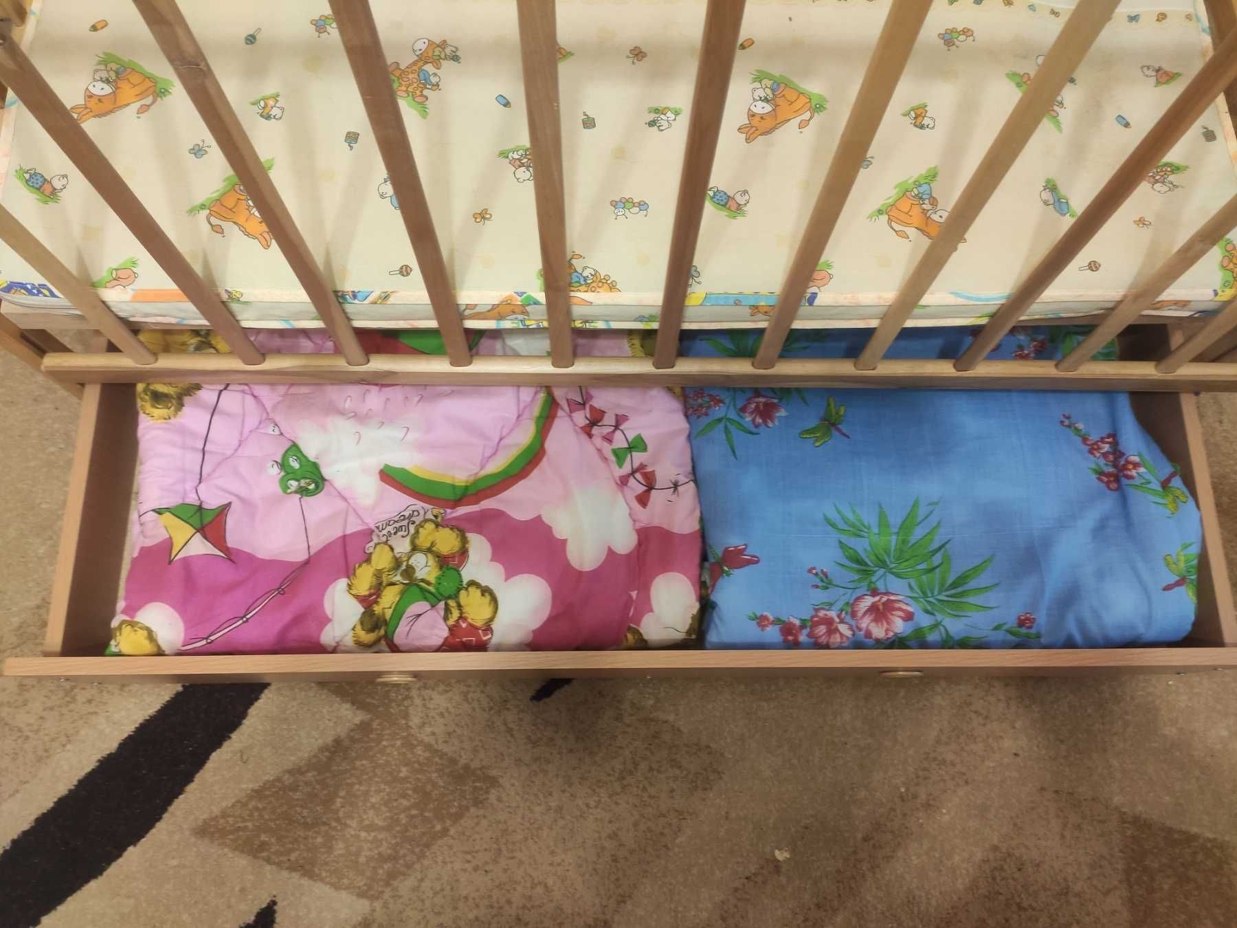 Детская кроватка с ящиком,матрас и два одеялка