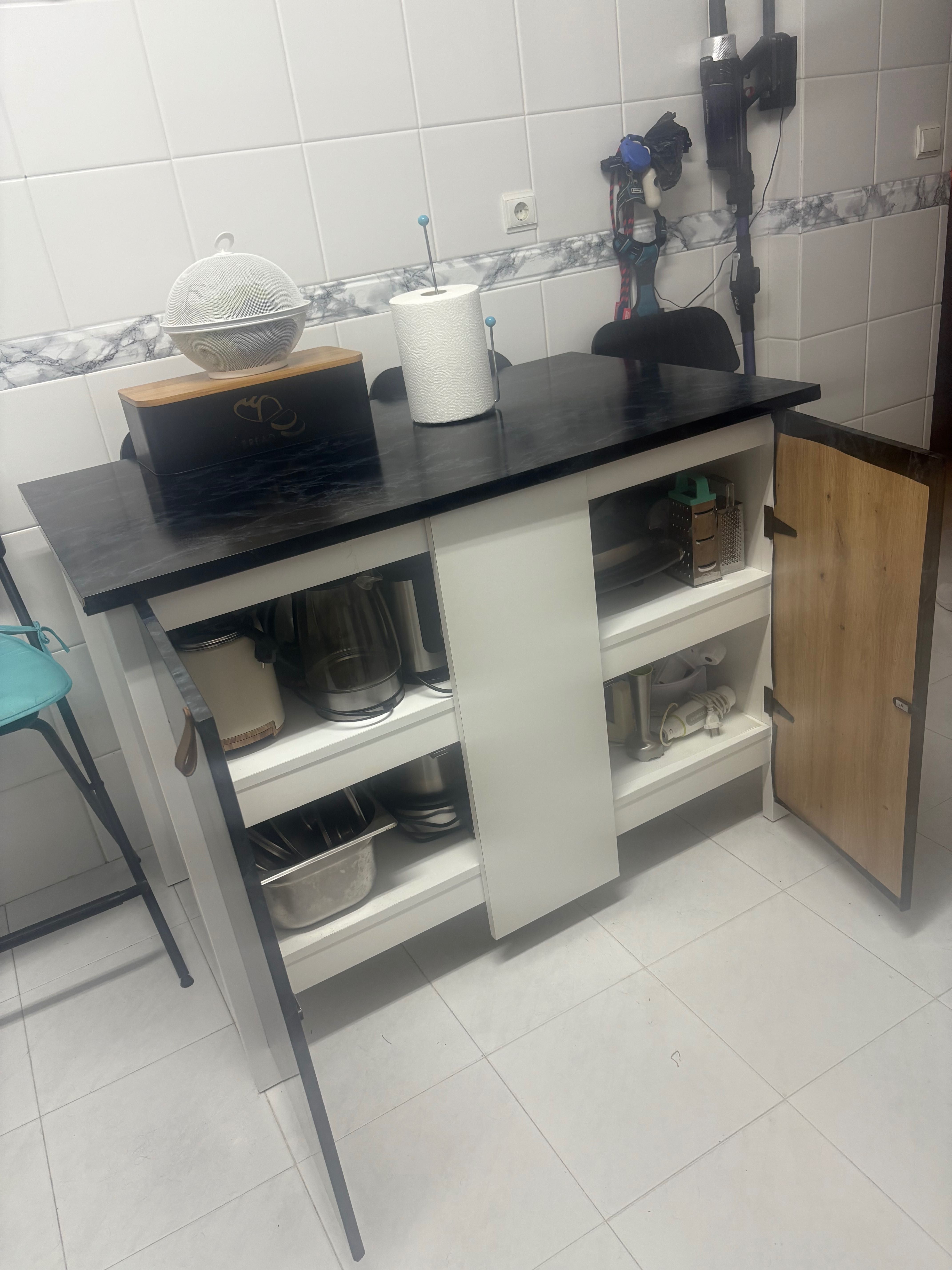 Mesa nova de madeira , com arrumação e inclui 4 cadeiras