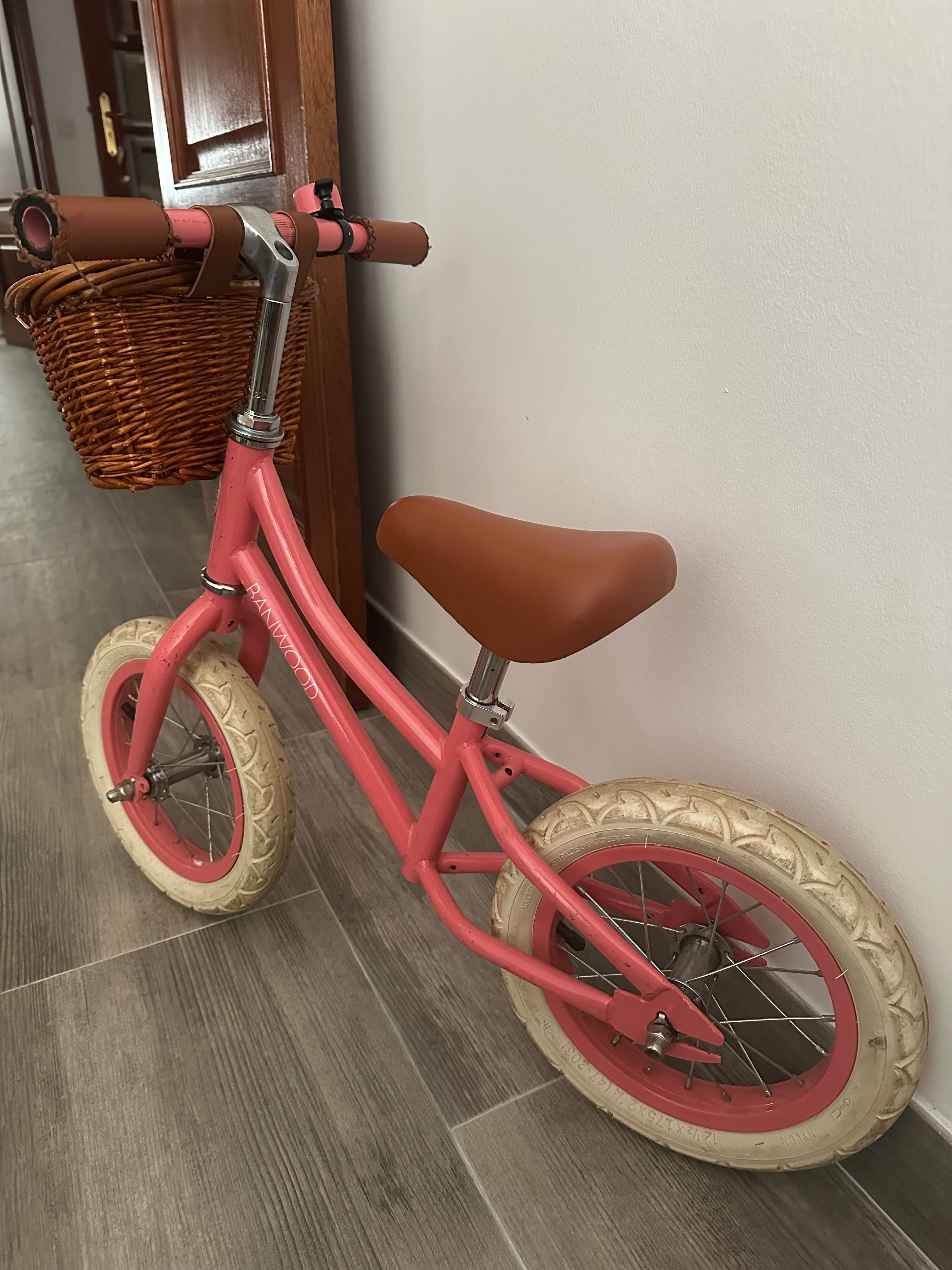 Vendo bicicleta de equilíbrio e capacete da Banwood