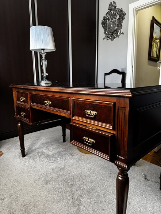 Secretária de Madeira Maciça – Elegância e Qualidade!