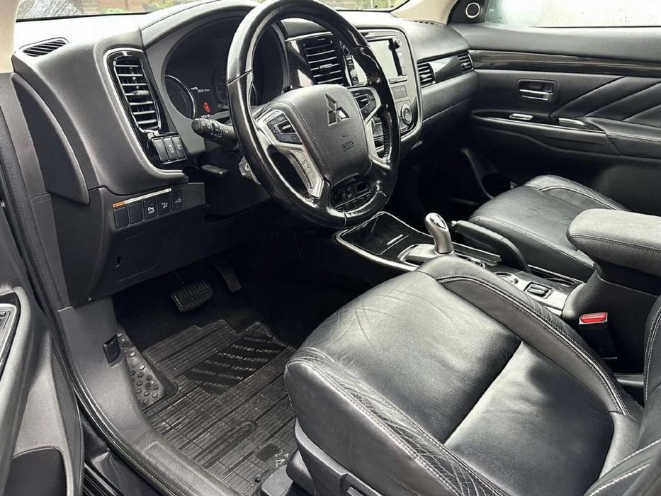 Mitsubishi Outlander PHEV 2016