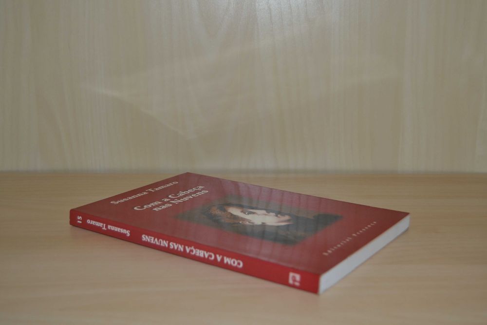 Livro Com a Cabeça nas Nuvens (Susana Tamaro)