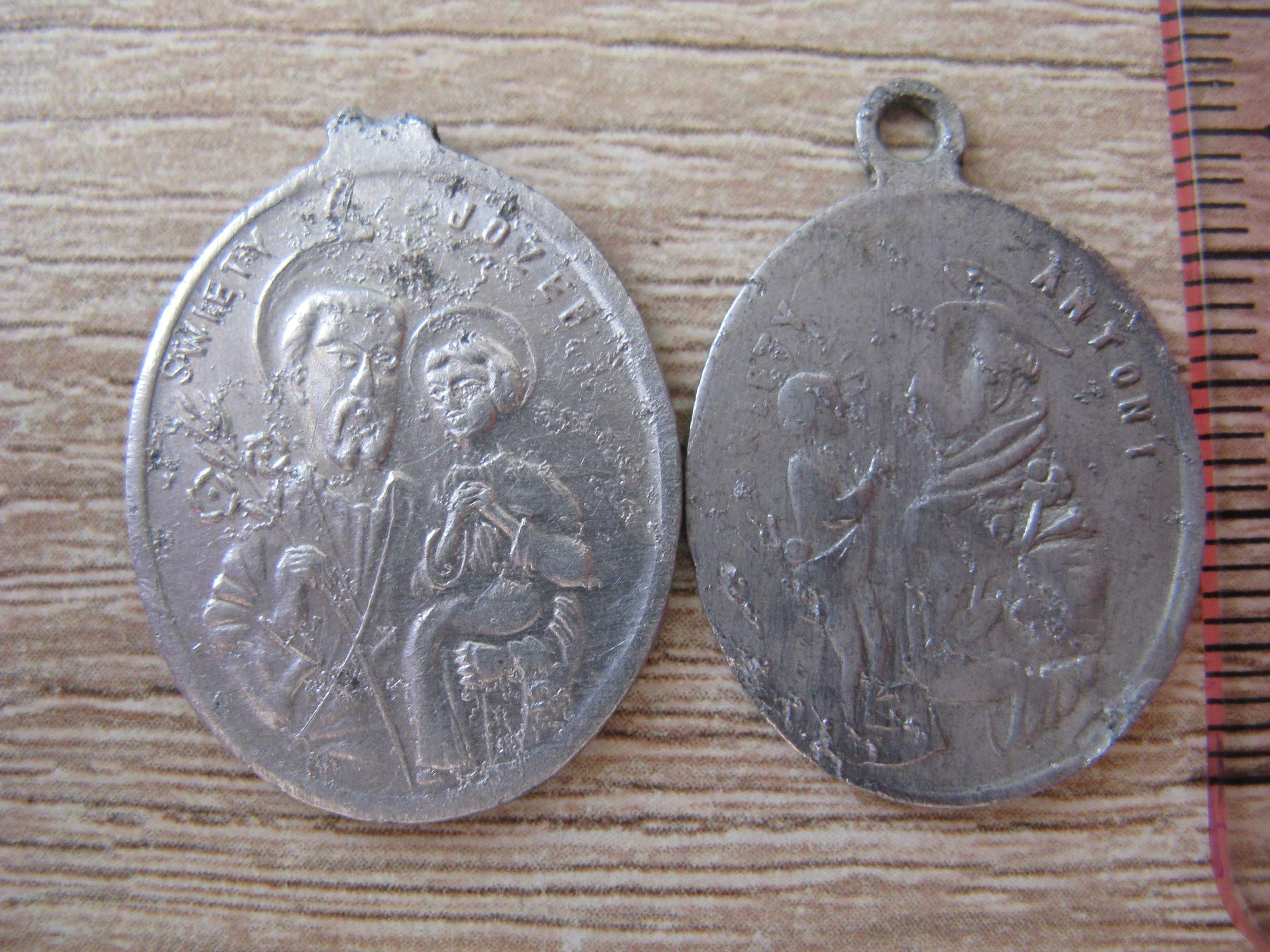 Dwa przedwojenne medaliki z MB Częstochowską i Świętymi