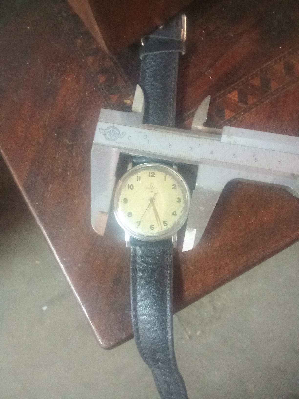 Omega Estrela Vermelha. Aço.
