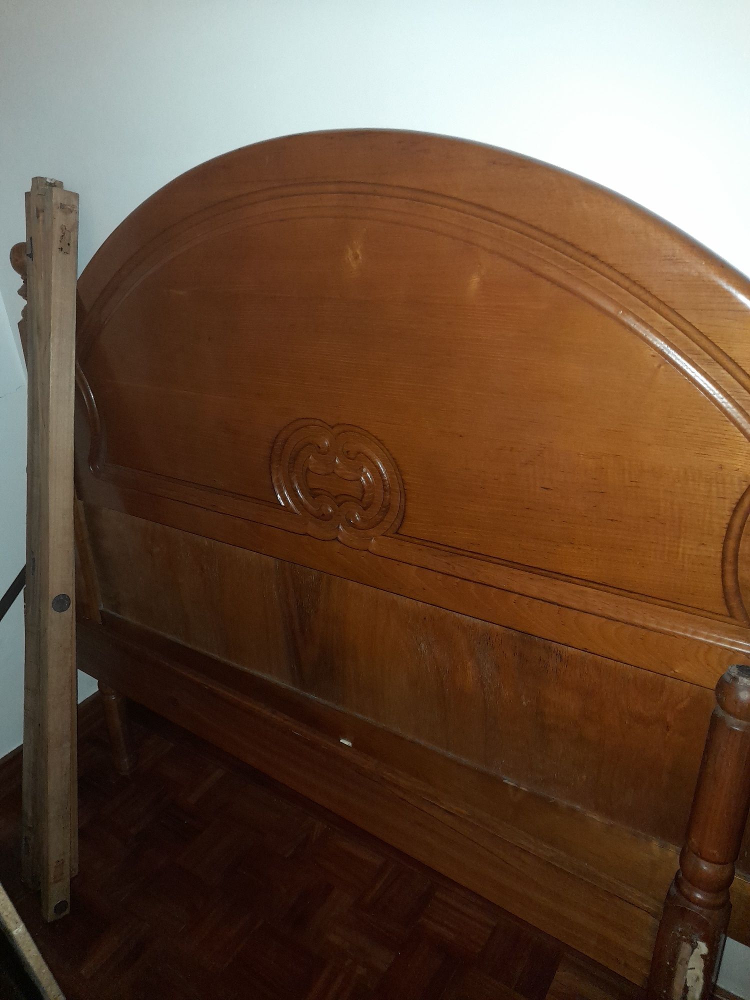 Cama de casal com 2 mesas de cabeceira e roupeiro