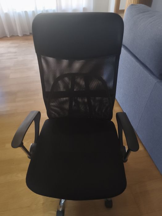 Cadeira de secretária preta ergonômica