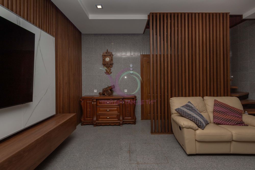 Здається в оренду будинок на 3 поверхи по вул. Достоєвського