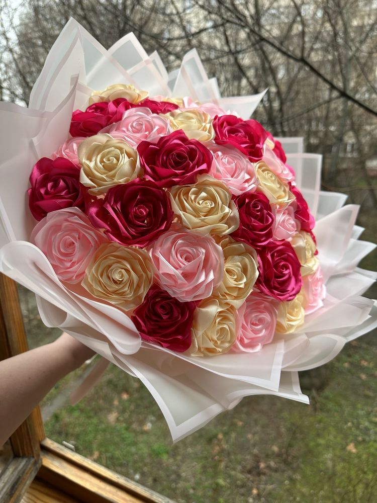 Троянди з атласної стрічки, композиції, їстівні букети