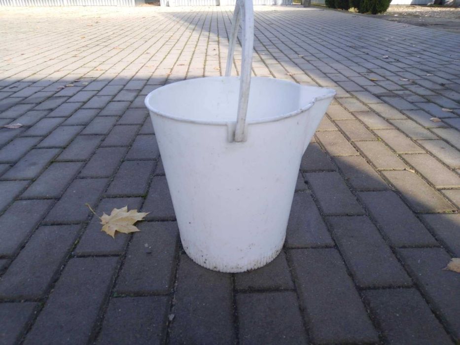 Wiadro plastikowe wiaderko białe z lejkiem dziubkiem uchwyt 10l PRL