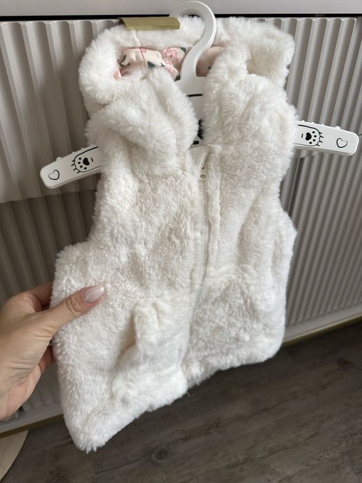 Kamizelka slodka baranek 86 biala kaptur kieszenie
