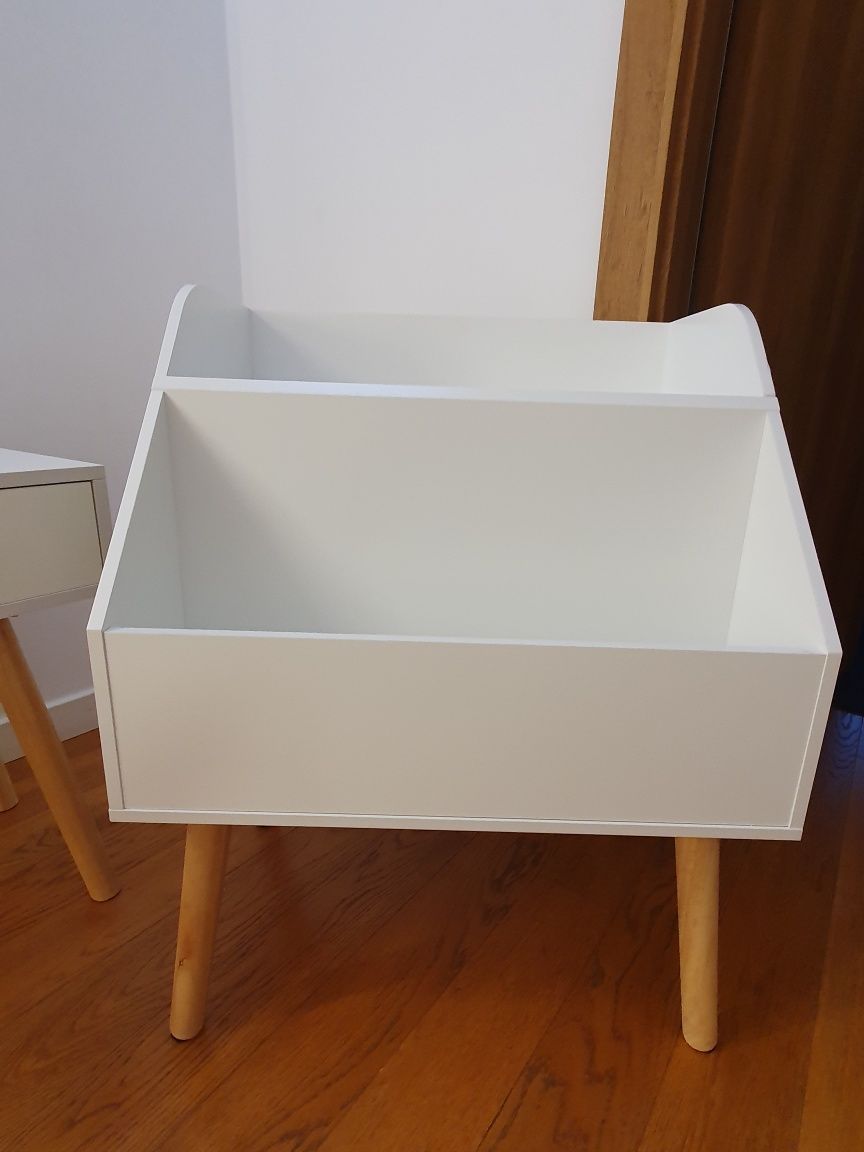 Meble dziecięce: białe biurko, toaletka, krzesełko, biblioteczka