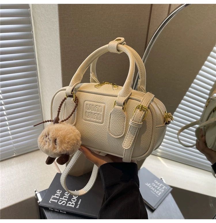 Вінтажна жіноча шкіряна сумка Miu Miu Leather Bag сумочка багет бежева