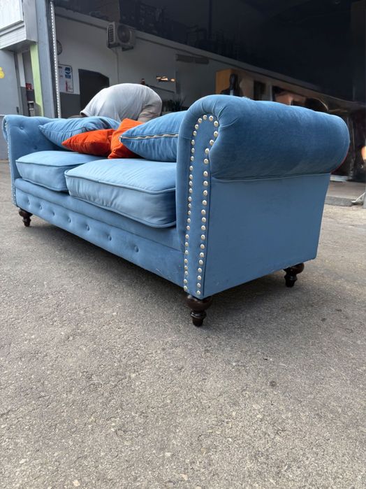 Sofá azul de veludo para 2 pessoas